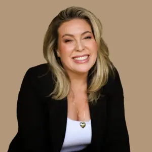 Gisele Gostenski - Com a mulher encurvada aprendi que, mesmo quando a dor nos oprime e nos faz olhar apenas para o chão, Jesus nos chama, nos toca e nos levanta para vivermos em liberdade e plenitude.